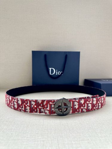宽度3.5Cm 这款不锈钢金属腰带扣来自 Dior And Stone Island 限定系列，突显联名系列标志，Stone Island 的经典星星与 Dio