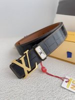 品名： Lv..路易..威登腰带皮带原单 型号：挂扣，经典纯钢材质面字母挂扣，头层牛皮，图片实物拍摄材料：头层牛皮，挂扣系列，纯钢材质扣头，钯镀电镀工艺永不掉色