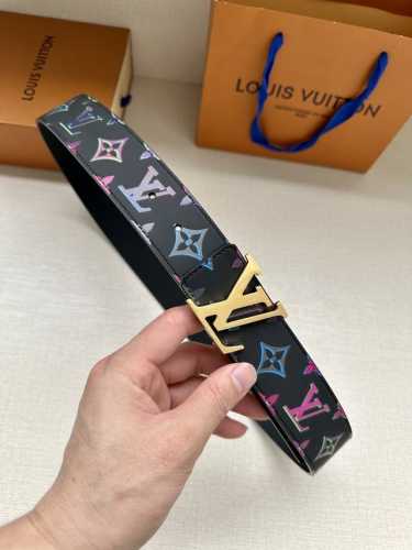 Lv Light 双面腰带加入当季 Monogram Spotlight 主题，为牛皮革表面的 Monogram 图案赋予眩目虹彩效果，与 Lv 字母搭扣相得益