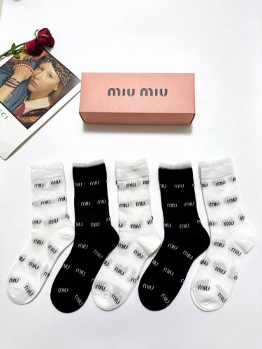 配包装 一盒5 双 Miumiu 缪缪 经典字母Logo 纯棉中筒袜 ，Ins超火爆空调袜，纯棉面料，潮人必备 ，经典配色 个性时尚百搭款，你值得拥有哦