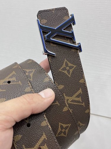 特 Lv Dimension 双面腰带将创意传承与华美街头风范共冶一炉，彰显创意总监 Pharrell Williams 的时尚远见。Monogram 帆布铺陈