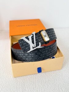 品名： Lv..路易..威登腰带皮带原单 型号：挂扣，经典纯钢材质挂扣，头层牛皮，图片实物拍摄 材料：头层牛皮，挂扣系列，纯钢材质扣头，钯镀电镀工艺永不掉色。原
