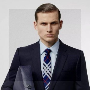B家专柜同步男士 英伦格纹领带 ，稀有展现精湛手工与时尚优雅的理想选择，这款采用B家最具标志性的Vintage格纹和马标制成的丝质领带，以同色调手法演绎的更显雅