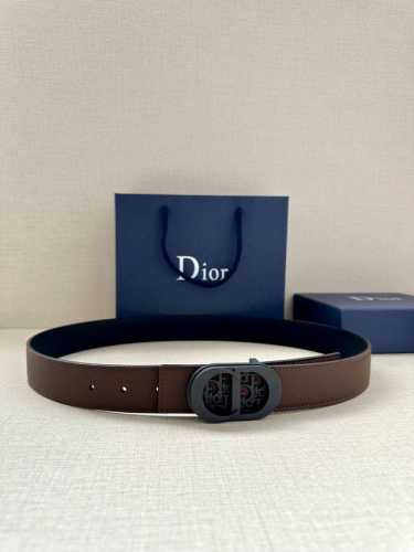 特 宽度3.5Cm 这款白金色饰面黄铜腰带扣采用“Cd”标志点缀，镌刻有 Dior Oblique 图案，经典元素呈现本季全新风采。设计精巧，可与各式 35 毫