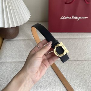 Ferragamo菲拉格慕现代经典 焕新演绎 双面双色设计彰显个性型格 配以抛光金色Gancini扣饰 镶式花边富有妙趣 增添精致活力 宽2.5Cm