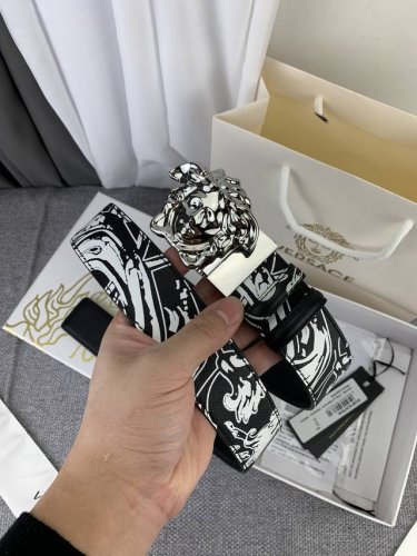 范思哲 宽4.0Cm，此款双面腰带采用光滑的Saffiano皮革制作，并配有3D美杜莎腰带扣。一面为单色设计，另一面饰有Tabloid印花。此款印花既是对当下名