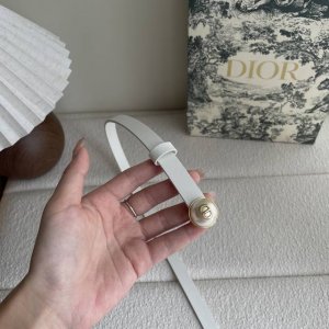 Dior新款腰带采用光滑牛皮材质精心制作，搭配富有光泽的珍珠饰面金属腰带扣，彰显优雅线条，并镌刻以Cd标志点缀，经典优雅，可与牛仔裤、半身裙或连衣裙轻松搭配。宽