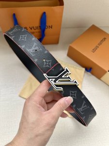特 4.0宽 Lv Speed 双面腰带借由金属搭扣的反差色彩洋溢动感格调，可为牛仔造型或商务着装平添潮流意味。Monogram 帆布提供多种搭配选择