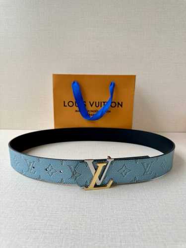 4.0宽 Lv Dimension Monogram HéRitage 双面腰带拼接素净皮革和 Monogram 涂层帆布，呈现经典设计的崭新演绎。品牌元素焕现