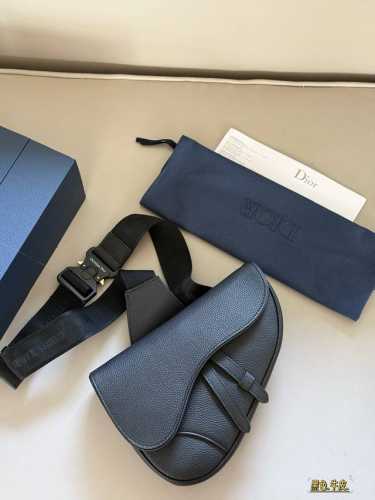 牛皮 配盒 Size：27Cm中宽*18Cm D家 男生马鞍包 胸包 牛皮帅爆的马鞍包 设计真的已经把包包的氛围感拉满了 现在还要再加上马鞍的设计... 真的很