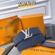 Lv Dimension 双面腰带将创意传承与华美街头风范共冶一炉，彰显创意总监 Pharrell Williams 的时尚远见。Monogram 帆布铺陈外层