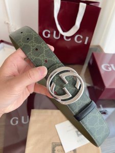 Gucci 这款男士腰带亮眼吸睛，是2026早春系列之一。腰带扣设有一个销钉，可轻松翻转互扣式双G造型配件。一面为森林绿色Gg字母图案涂层织物，另一面为森林绿色