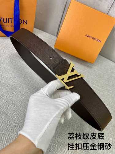 特 本款 Damier4.0宽双面腰带乃魅力天成的典范。由小牛皮制成，以点缀 搭扣的精心镂刻的 Damier 图案彰显品牌精湛工艺，风格时尚。双面皮带增添功能，
