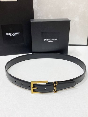 特 Salnt.Laurent.Paris. Le Cassandre粒面羊皮革腰带 腰带搭配可调节加长方扣和le Cassandre环扣。镌刻圣罗兰 Pari