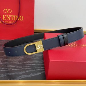 牛皮革腰带，复古黄铜做旧效果处理金属扣环，饰以珐琅 Vlogo Signature 细节 宽度：3.0Cm