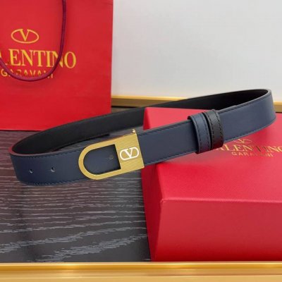 牛皮革腰带，复古黄铜做旧效果处理金属扣环，饰以珐琅 Vlogo Signature 细节 宽度：3.0Cm