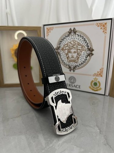 品名 Versace.范思哲 材质 原单牛皮腰带 百分百头层牛皮腰带保证真皮 24K纯钢扣 专柜原单品质 做工精细 时尚大牌 送人自用首选 包装 请认准如图专柜