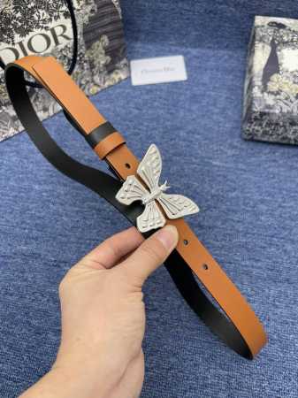 特 迪奥550 2.0Cm 这款 30 Montaigne Avenue 腰带从同名手袋汲取灵感，是二零二三年秋季新品。采用黑色光滑 牛皮革精心制作，质感柔软， - 点击图像关闭
