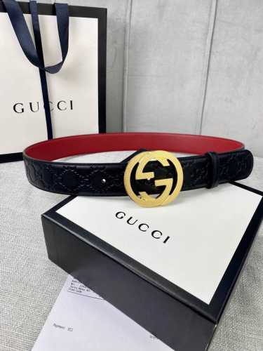 带宽4.0Cm Gucci 互扣式双G腰带，采用热压印技术的Gucci Signature皮革精制而成，巧妙搭配枣红色头层牛皮 触感厚实，印花图案清晰分明。五金