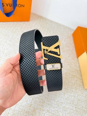 品名： Lv..路易..威登腰带皮带原单 DDD 型号：挂扣，经典纯钢材质挂扣，头层牛皮，图片实物拍摄 DDD 材料：头层牛皮，挂扣系列，纯钢材质扣头，钯镀电镀