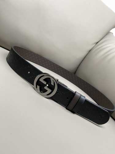 双面经典热压款 3.7双面腰带，一侧为Gucci Signature皮革，反面一侧为单色皮革。配以互扣式双G带扣