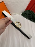 品牌 爱马仕 描述 采用高级真皮精制而成，触感厚实，饰以商标带扣。腰带为意大利尺寸，请在购买前参阅腰带尺寸指南. 铜扣金属配件黑色皮革，采用环保工艺制作而成商标