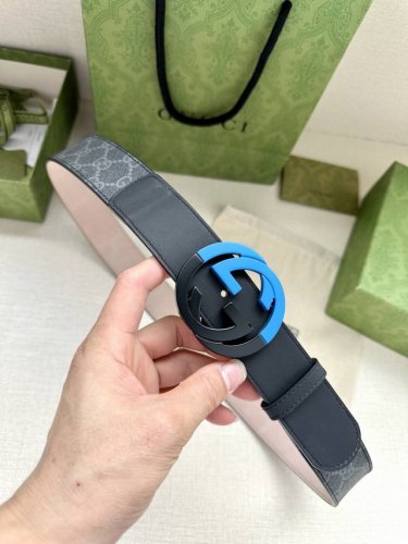 宽度4.0Cm Gucci 这款腰带在品牌系列中惊艳亮相，采用以经典颜色/乌木色组合呈现的品牌双g字母交织图案，与选用头层牛皮材质相得益彰。双色五金效果，突显时