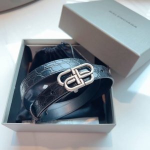 Balenciaga 名款平纹腰带！！腰带头是纯铜，表面是鎏金的工艺，不会是闪烁的金光，应该说是雅致的纯铜扣扣头，入手单品推荐2.0Cm