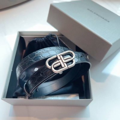 Balenciaga 名款平纹腰带！！腰带头是纯铜，表面是鎏金的工艺，不会是闪烁的金光，应该说是雅致的纯铜扣扣头，入手单品推荐2.0Cm