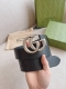 特 Gucci 小牛皮腰带采用热压制作，以获得野猪皮效果，营造织纹外观。饰以标志双 G 带扣。本款腰带适用低腰和高腰两种穿戴方式，休闲时尚都市风。皮带宽度：4.