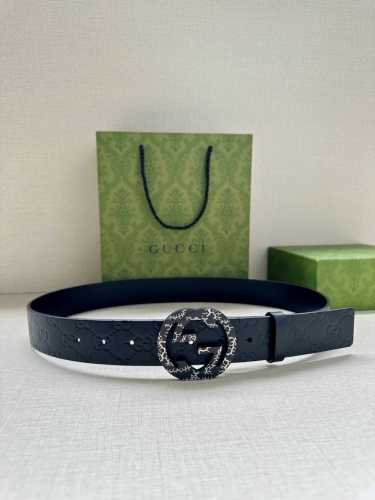 宽度4.0Cm Gucci 互扣式双G带扣腰带，采用热压印技术的Gucci Signature蓝色皮革精制而成，触感厚实，印花图案清晰分明。