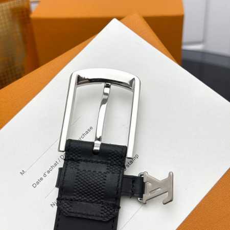 Everyday Pin 腰带为光滑皮革融入路易威登铭纹黄铜搭扣，再将精巧 Lv Initiales 装饰悬挂于束带圈之下。醒目缝线聚合视觉焦点，可轻松升级正装 - 点击图像关闭