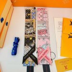 Lv Let's Go Bb 束发带！以缤纷硬箱图案隐喻路易威登的制箱传承，再令 Monogram 图案致意品牌经典，繁复图景均由喷墨印制呈现。法国进口真丝面料