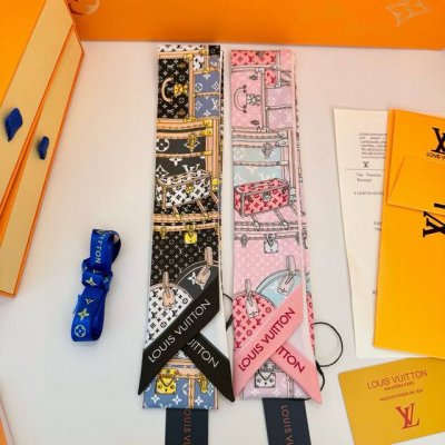 Lv Let's Go Bb 束发带！以缤纷硬箱图案隐喻路易威登的制箱传承，再令 Monogram 图案致意品牌经典，繁复图景均由喷墨印制呈现。法国进口真丝面料