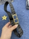 迪奥 2.5Cm 特P190 这款 30 Montaigne Avenue 腰带从同名手袋汲取灵感，是二零二三年秋季新品。采用黑色光滑 牛皮革精心制作，质感柔软