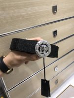 配送专柜包装 打孔针 批专柜同款、实拍专柜官网，尺寸:宽38Mm，原版立体半脸间色美人头扣 ，极富设计美感 ，双面采用进口原版小牛皮压花，彰显个性，清晰美观，皮
