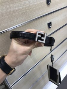 特P200 配送专柜包装 打孔针 新款 Fd 宽20Mm 标志造型 钉扣式带扣。进口小牛皮制成，原版浮雕 Ff 纯手工 绘黑色Ff 图案，非市场电脑喷印平平没凹