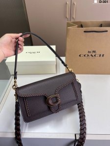 蔻驰Coach Tabby编织酒神包 设计真的是开挂了上身效果绝美 一年四季搭配绝绝子 D-301尺寸26×13配盒
