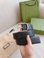 特 Gucci 针扣腰带，采用热压印技术的Gucci Signature皮革精制而成，触感厚实，印花图案清晰分明。休闲百搭款；皮带宽度：4.0Cm