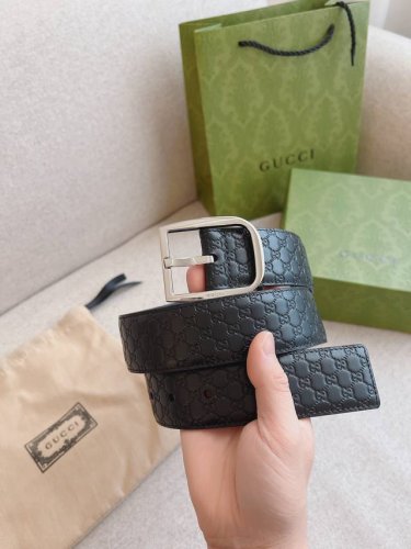 特 Gucci 针扣腰带，采用热压印技术的Gucci Signature皮革精制而成，触感厚实，印花图案清晰分明。休闲百搭款；皮带宽度：4.0Cm