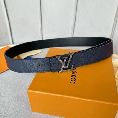 特 寬度：35mm Lv S-Lock系列 精緻的字母搭扣 搭配驢家法國原廠荔枝紋皮料 手感超好 雙面用