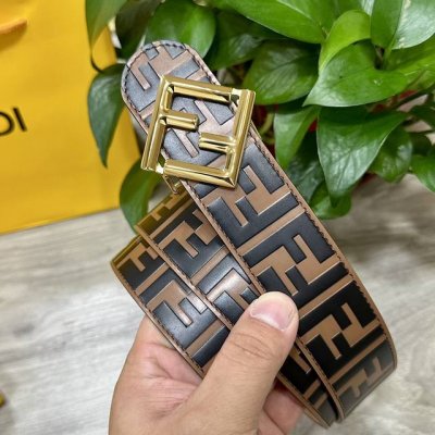 图片包装+10 Fendl 芬迪 专柜同款 宽40Mm 标志造型宽皮带。钉扣式带扣。棕色小牛皮制成。印有浮雕手绘黑色与棕色 Ff 图案。镀金表面金属制品，品质保