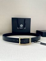 特 P200 宽度3.5Cm此款35全牛皮皮带，饰有金属Greca搭扣，正面刻有Versace Logo。 Greca Goddess搭扣 Logo雕刻 材质：