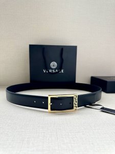 特 P200 宽度3.5Cm此款35全牛皮皮带，饰有金属Greca搭扣，正面刻有Versace Logo。 Greca Goddess搭扣 Logo雕刻 材质：