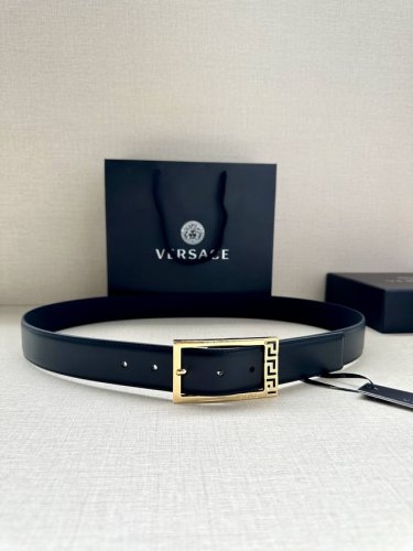 特 P200 宽度3.5Cm此款35全牛皮皮带，饰有金属Greca搭扣，正面刻有Versace Logo。 Greca Goddess搭扣 Logo雕刻 材质：