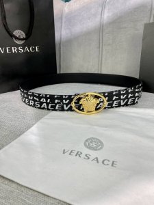 宽度4.0Cm Versace 范思哲 此款Palazzo腰带采用牛皮革面料制作，并饰有Le Pop Classique图案印花和标志性的美杜莎五金配件。