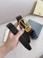 万宝家-原单# 商务真皮自动扣腰带 简约设计 品位之选 低调中彰显格调，流畅线条勾勒现代美学。万宝家经典工艺融合潮流元素，既是腰带，更是品位的象征。 商务休闲