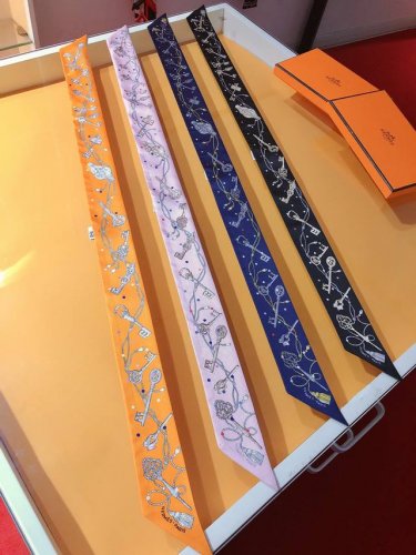 Phms2230 爱马仕 圆点钥匙 Twilly小丝巾 顶级斜纹真丝打造 超精细的印花非常清晰 绝对是送礼自用的首选丝带既可绕于颈间，亦可缠于腕部、腰部，同样也