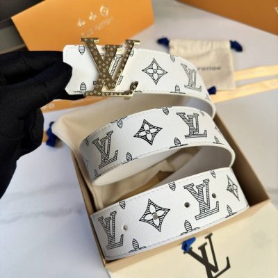 原版包裝 L0Uis Vuitt0N 專櫃最新升級版本 寬度40Mm 原廠小荔面壓刻有花型圖案效果 內襯進口柔軟小牛皮底 搭配新款字母搭扣 百搭易襯