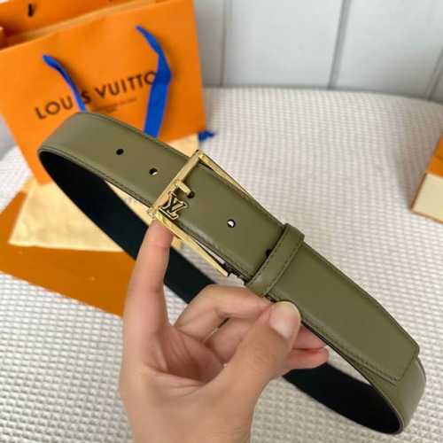特 寬度：35Mm 驢家最新品 男士經典頂級休閒腰帶 寬度35毫米 品牌專用平紋Togo紋小牛皮搭配小牛皮底 全新開模精品針扣設計 多色選